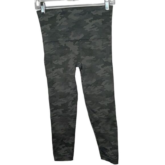 Spanx Look At me Now Camo Grey Seamless Cropped Leggings. Size Lg. - Picture 7 of 10